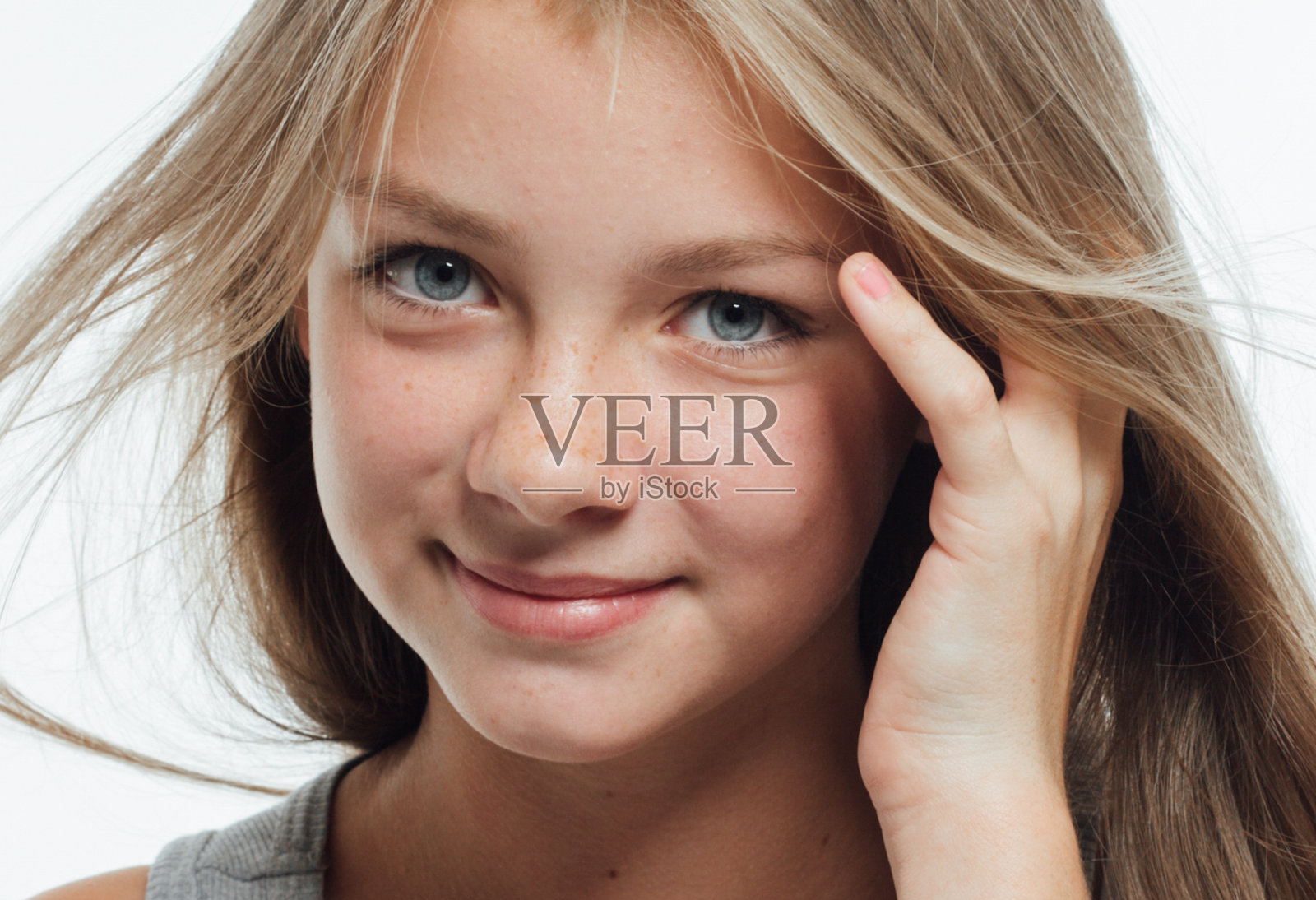 可爱的少女雀斑女人脸部特写肖像与健康的皮肤。照片摄影图片