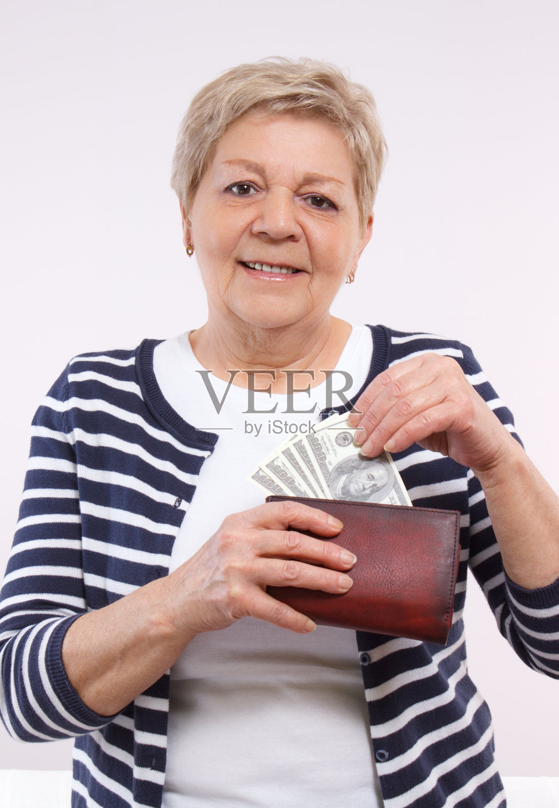 快乐年长女拿着钱包跟货币美元照片摄影图片