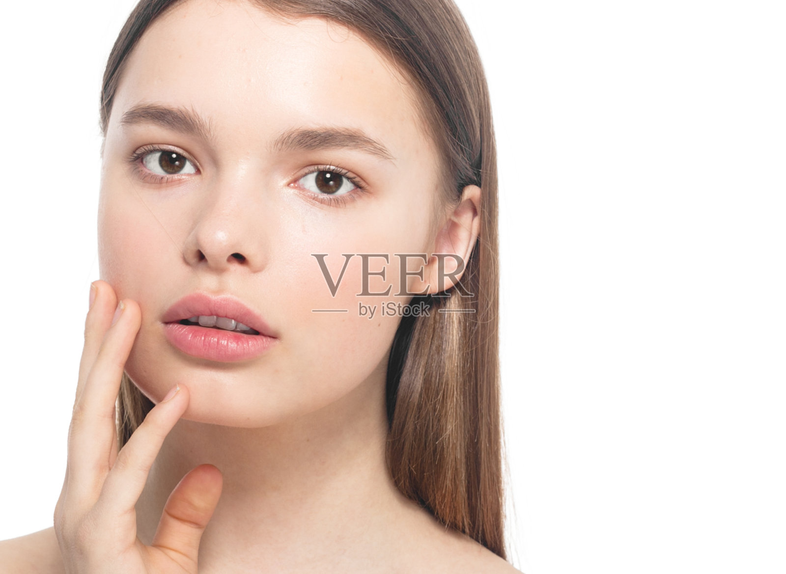 女人美丽的脸与手肖像孤立在白色与健康的皮肤。影棚拍摄。照片摄影图片