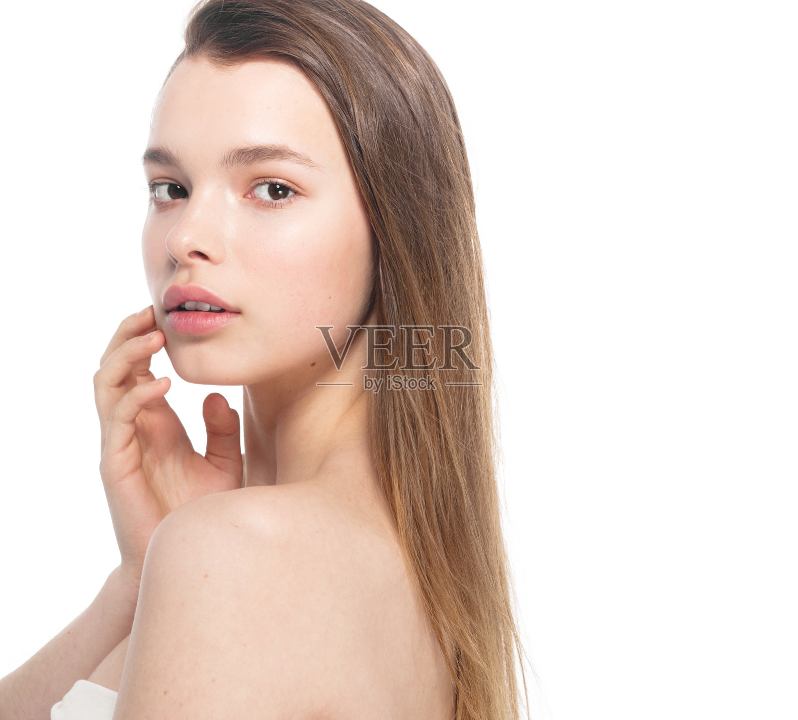 女人美丽的脸与手肖像孤立在白色与健康的皮肤。影棚拍摄。照片摄影图片