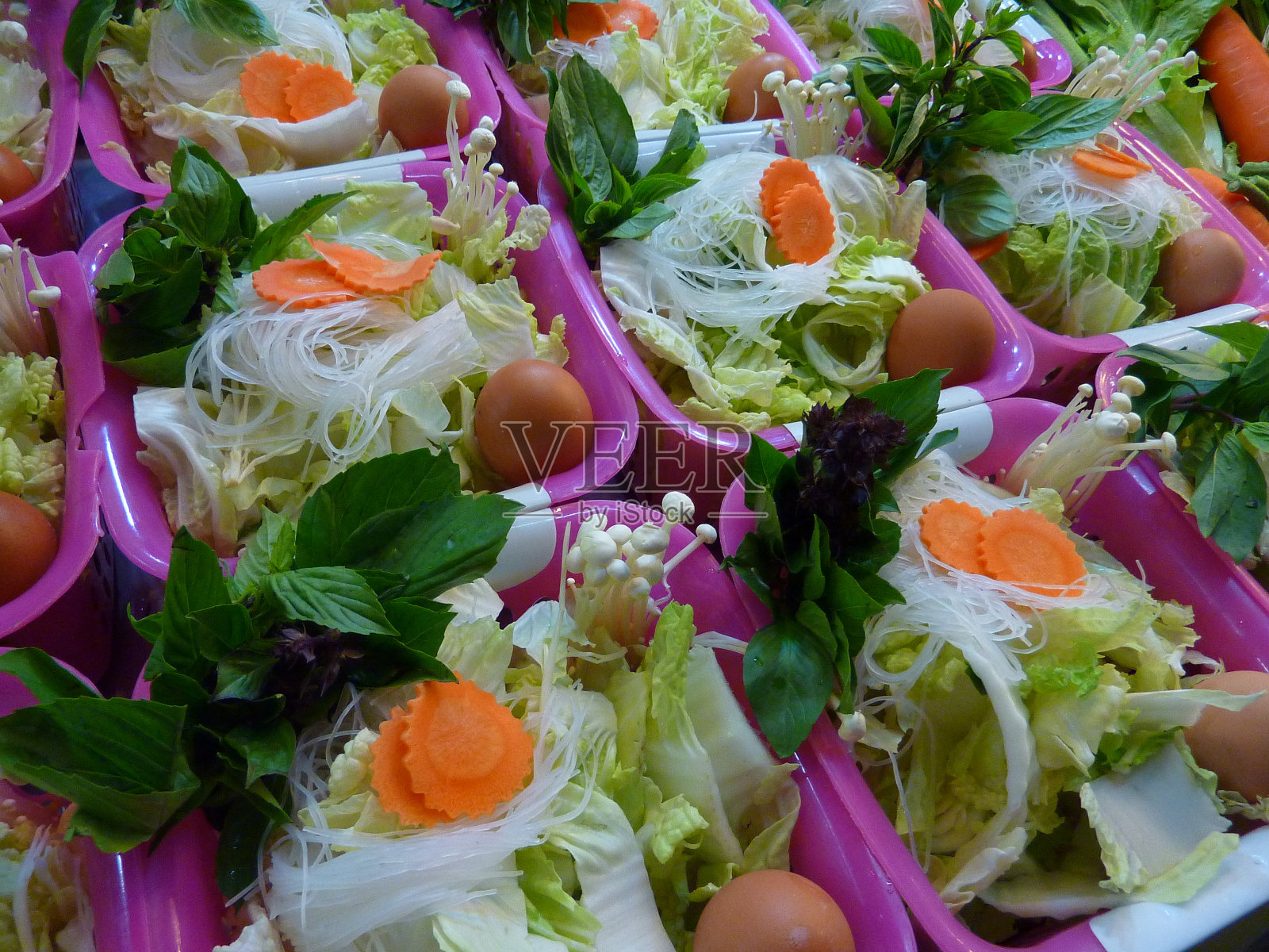 一篮什锦火锅照片摄影图片