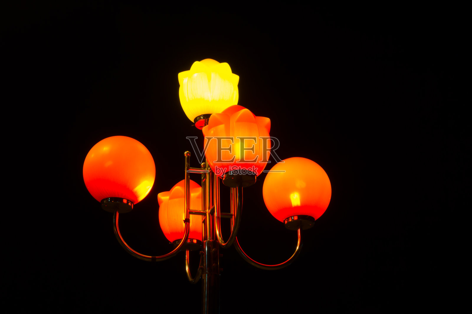 灯装饰着道路照片摄影图片