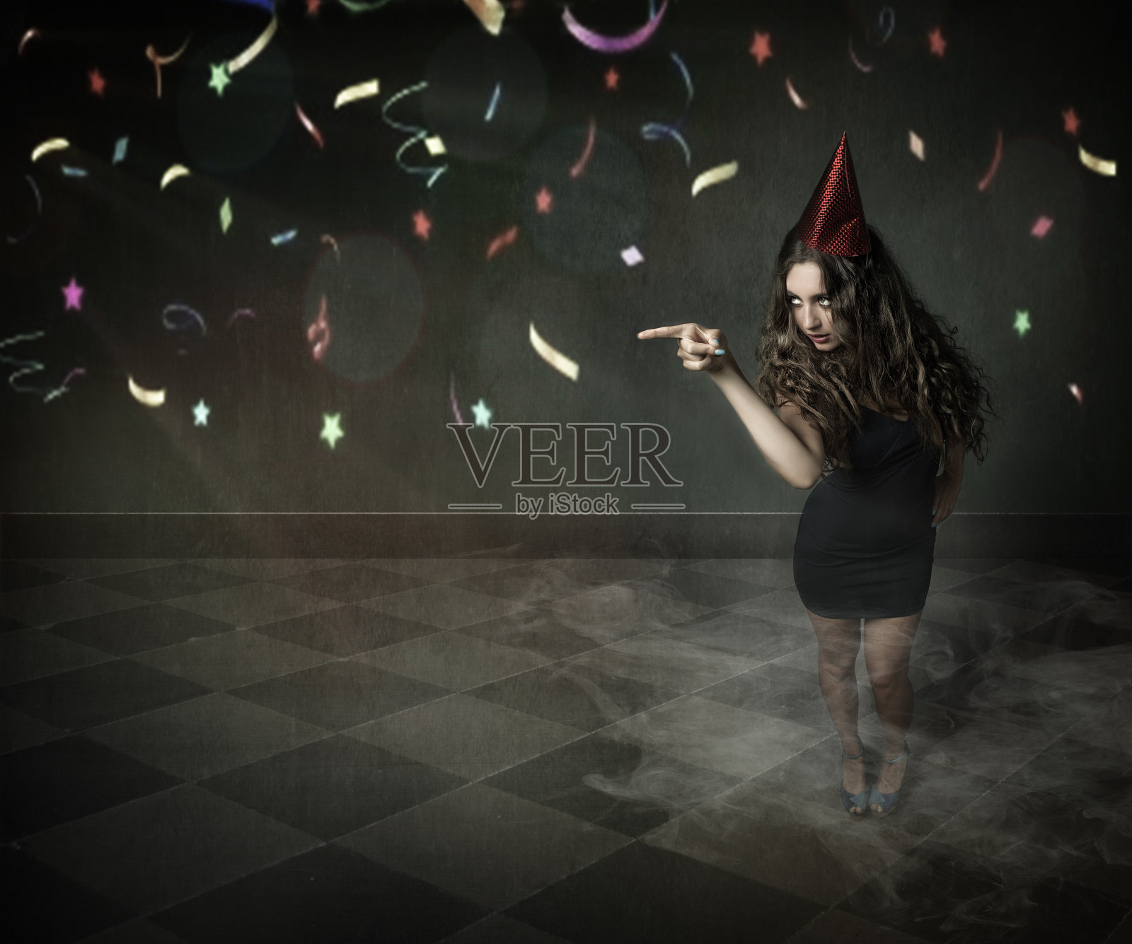 戴着圆锥帽的女孩表示在派对上的人照片摄影图片