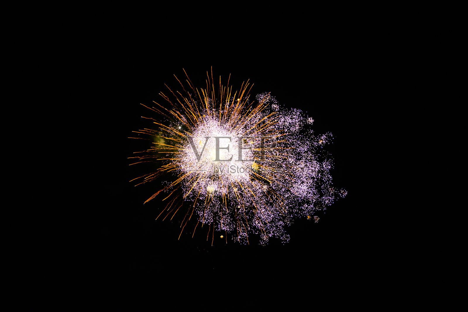 烟花在夜空中照片摄影图片