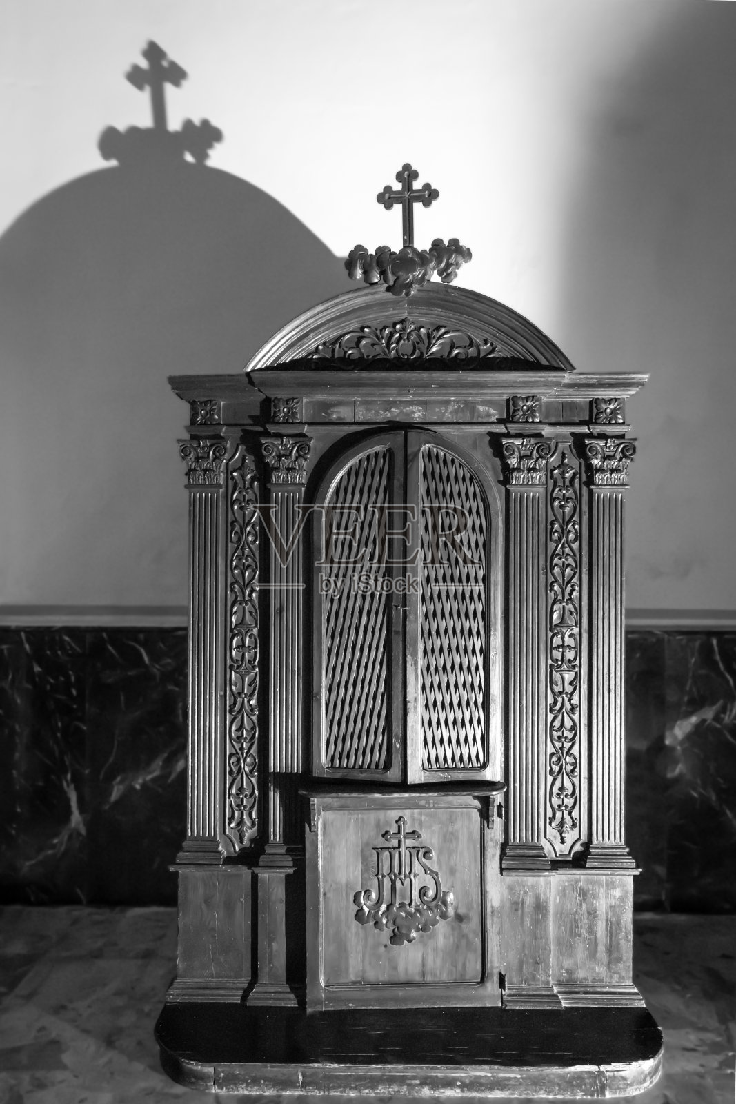 忏悔,黑白照片摄影图片