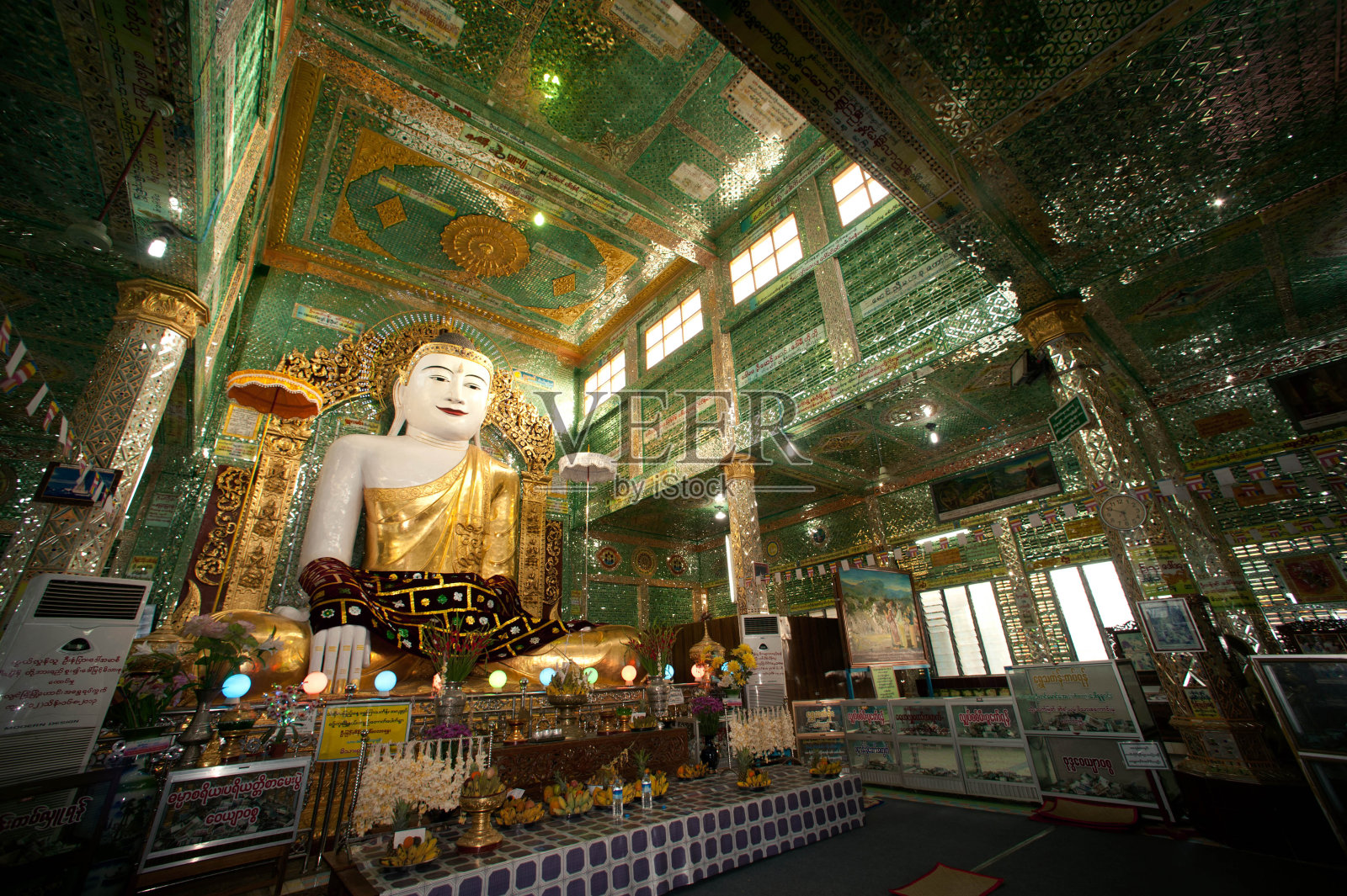 顺奔年新巴雅的坐佛。照片摄影图片