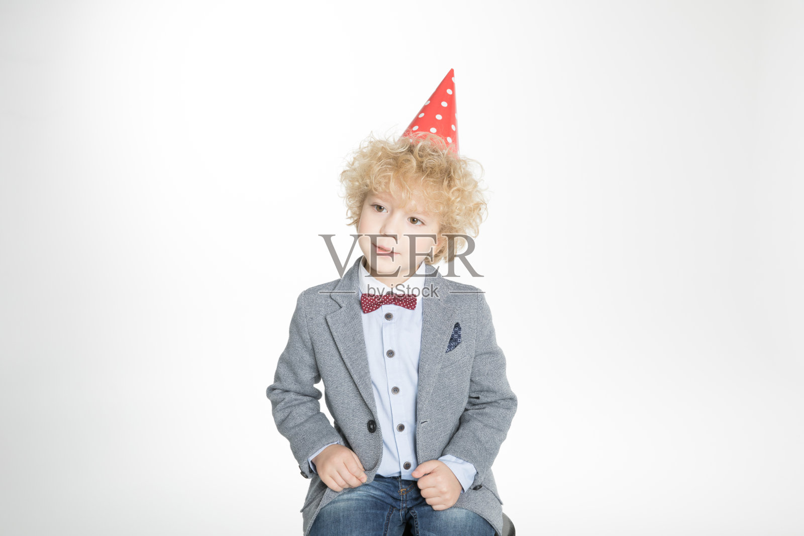 戴锥形帽的男孩照片摄影图片