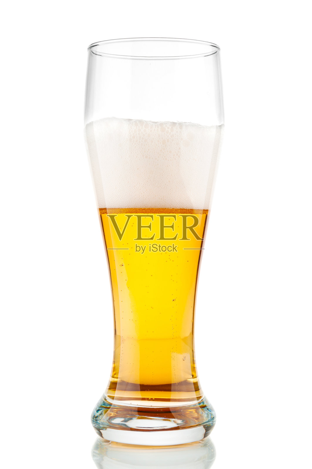 白色背景上孤立的一杯啤酒照片摄影图片