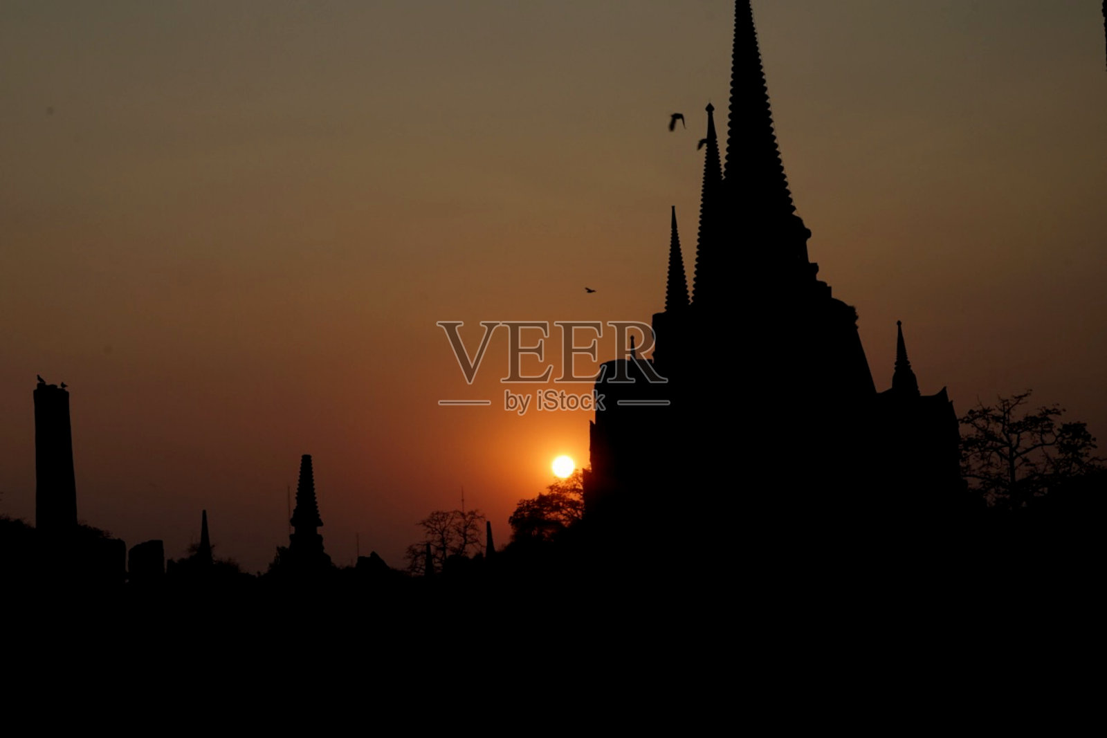 老宝塔背光的形象是一个非常令人愉快的形象。照片摄影图片