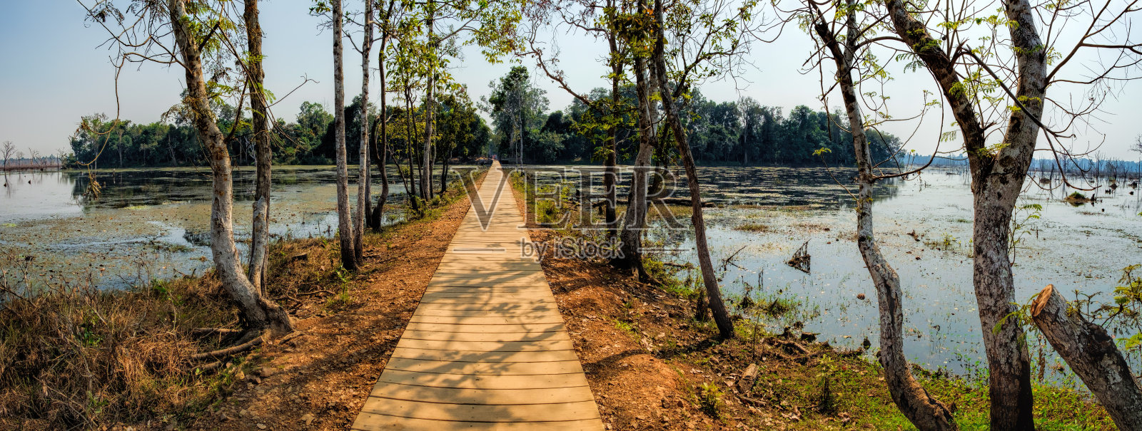 通往柬埔寨Neak Pean庙的木路照片摄影图片