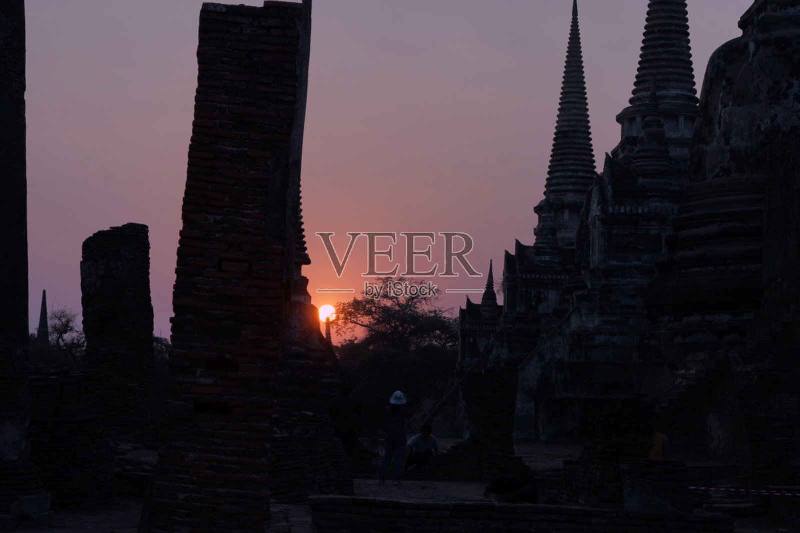 老宝塔背光的形象是一个非常令人愉快的形象。照片摄影图片