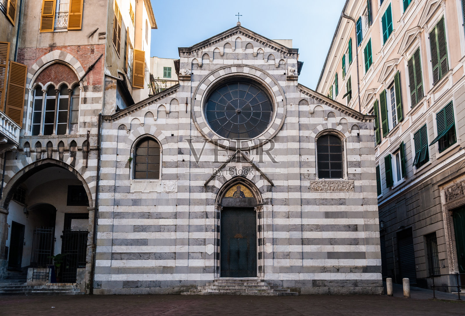 位于热那亚市中心的“圣马特奥”(12世纪)小教堂的正面照片摄影图片