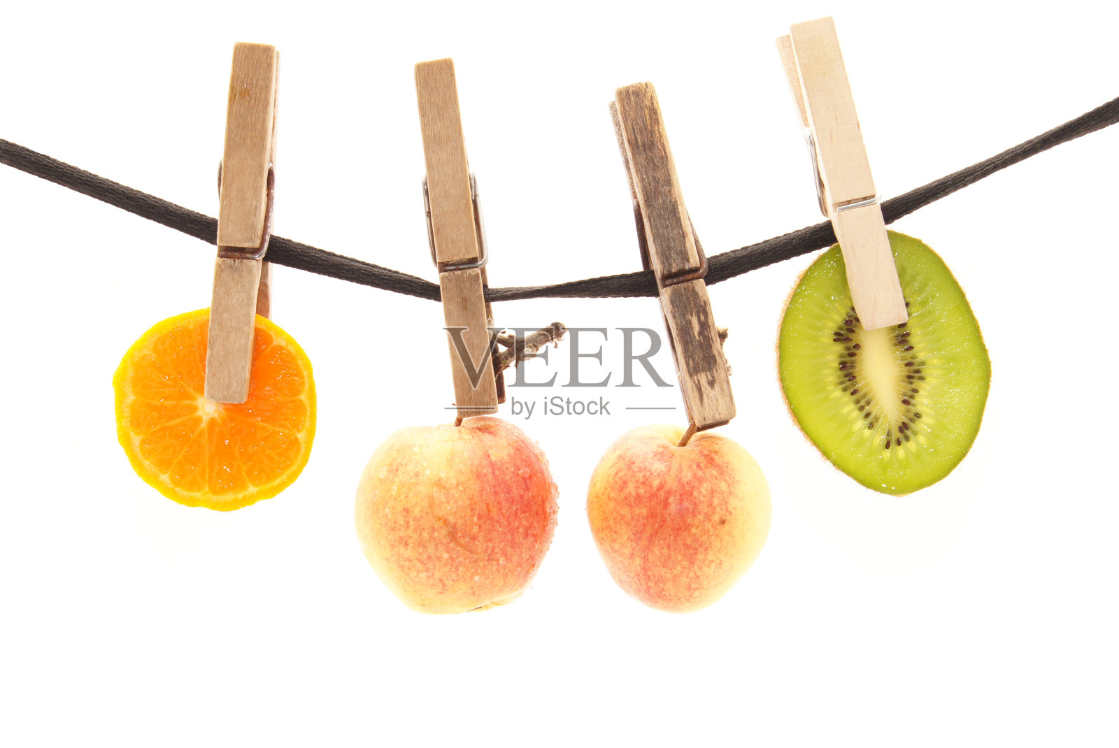 衣服夹，绳子和水果在白色的背景照片摄影图片