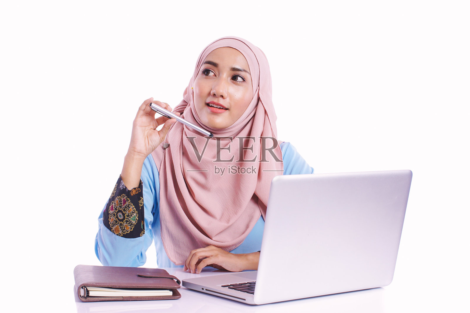 戴着头巾的漂亮女人在电脑搜索和做办公室工作照片摄影图片