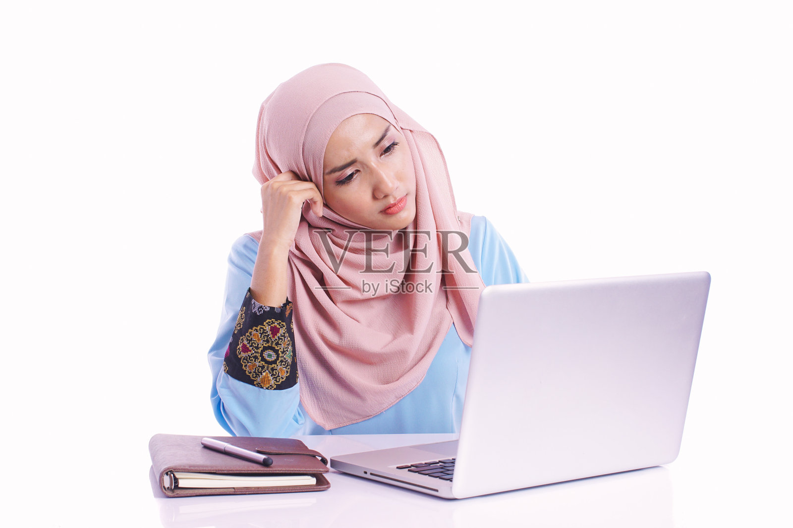 戴着头巾的漂亮女人在电脑搜索和做办公室工作照片摄影图片