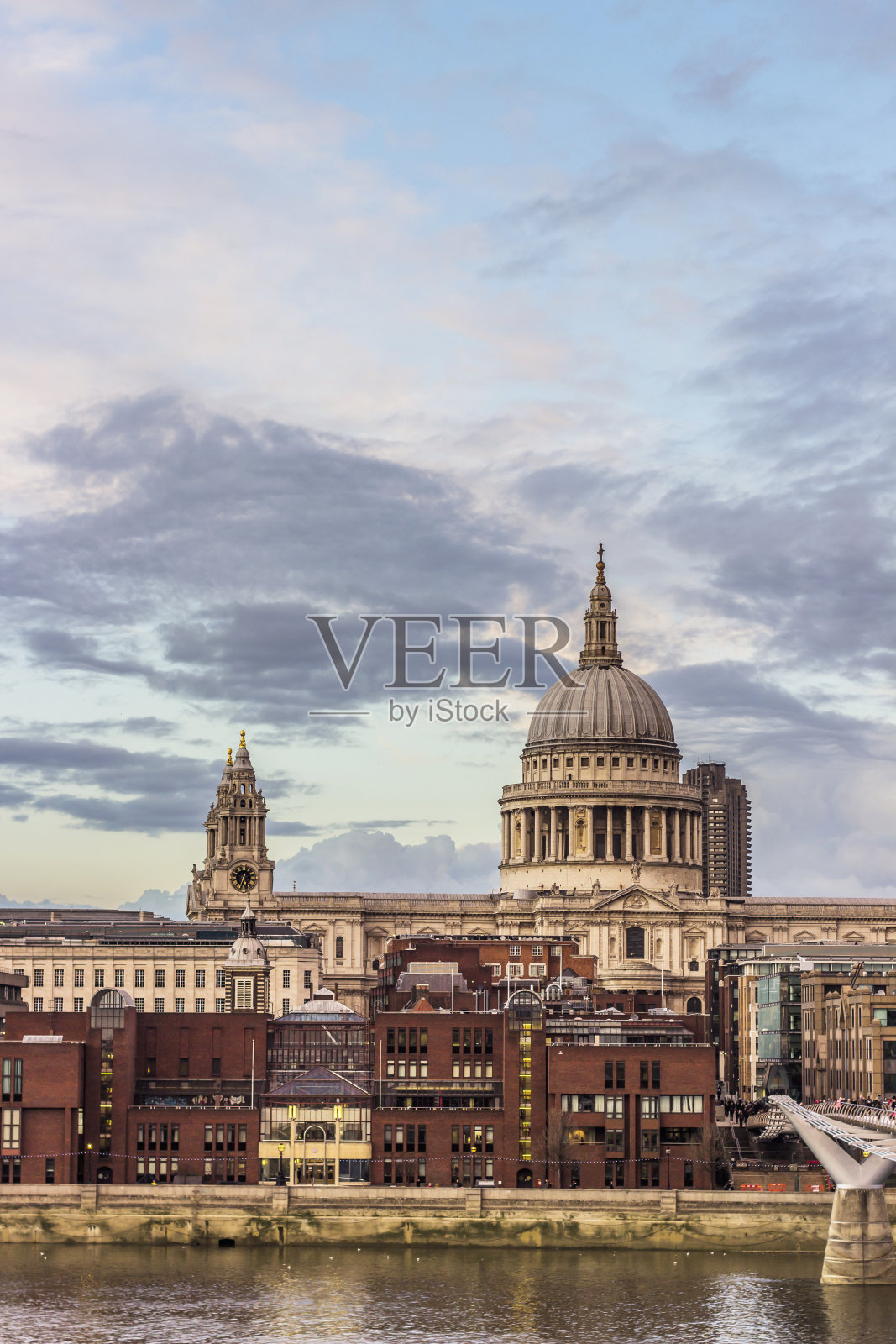圣保罗大教堂和泰晤士河上空的云朵照片摄影图片