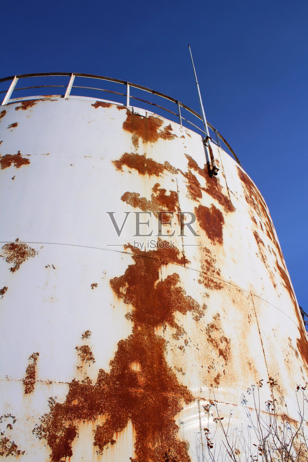 部分生锈的储油罐照片摄影图片