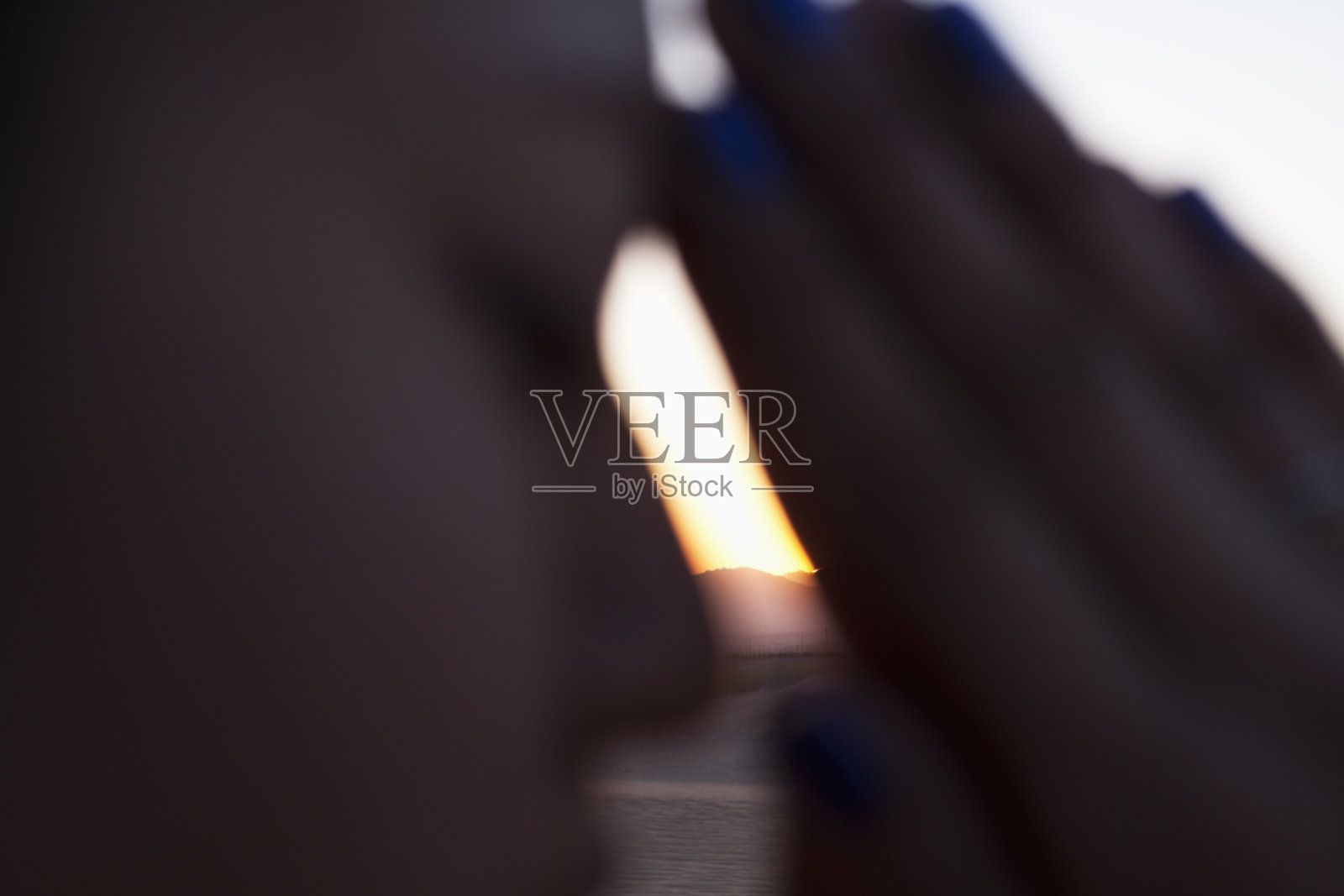 安详的年轻女子在沙漠中做祈祷姿势照片摄影图片