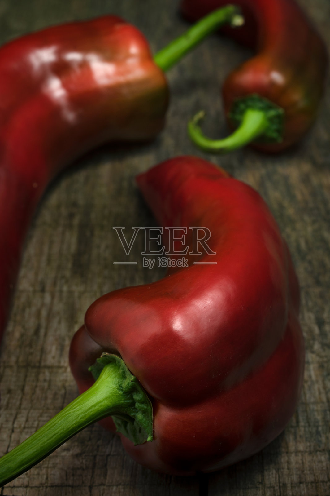 红辣椒在木头上照片摄影图片