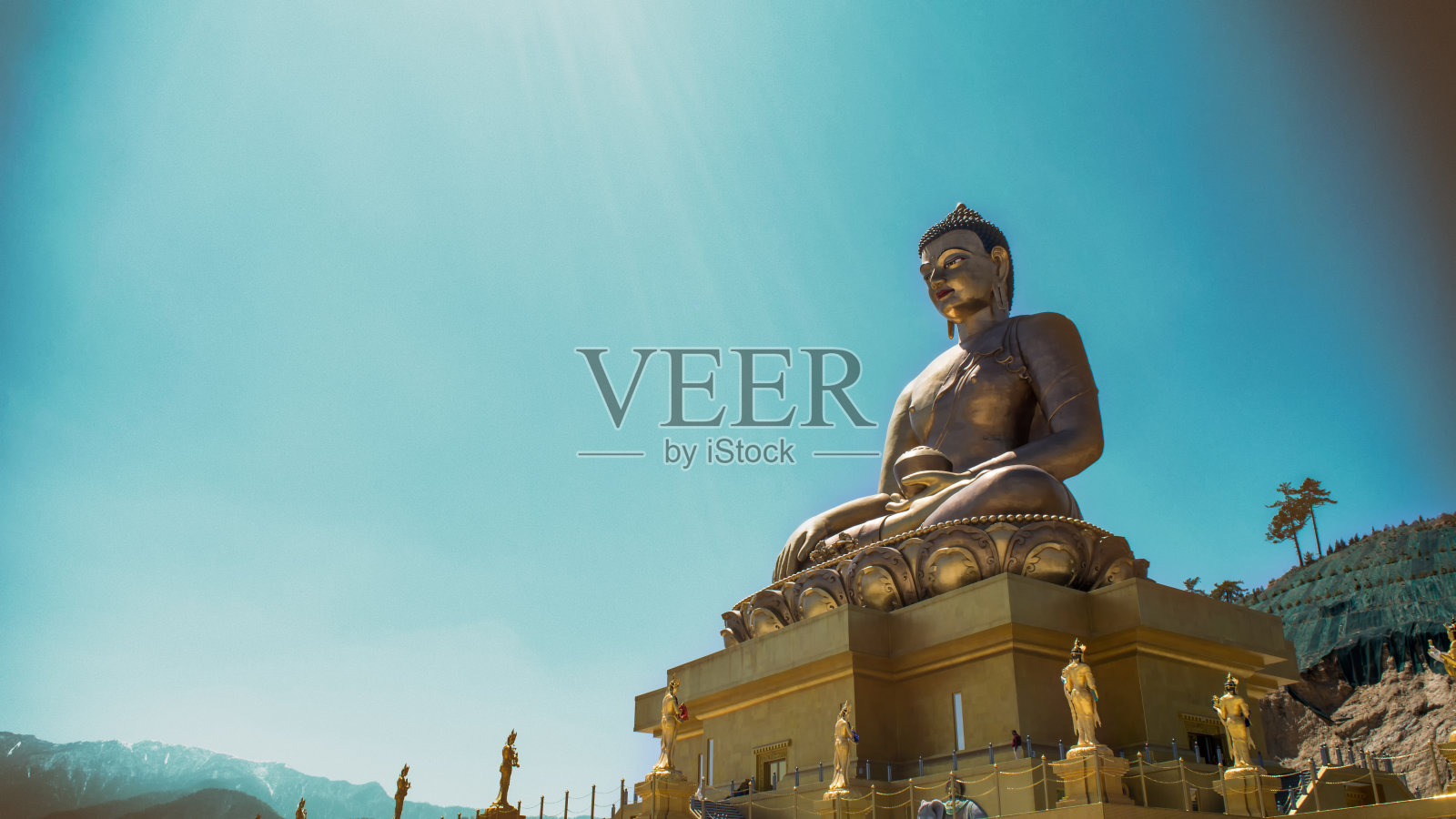 宏伟的佛像在廷布照片摄影图片