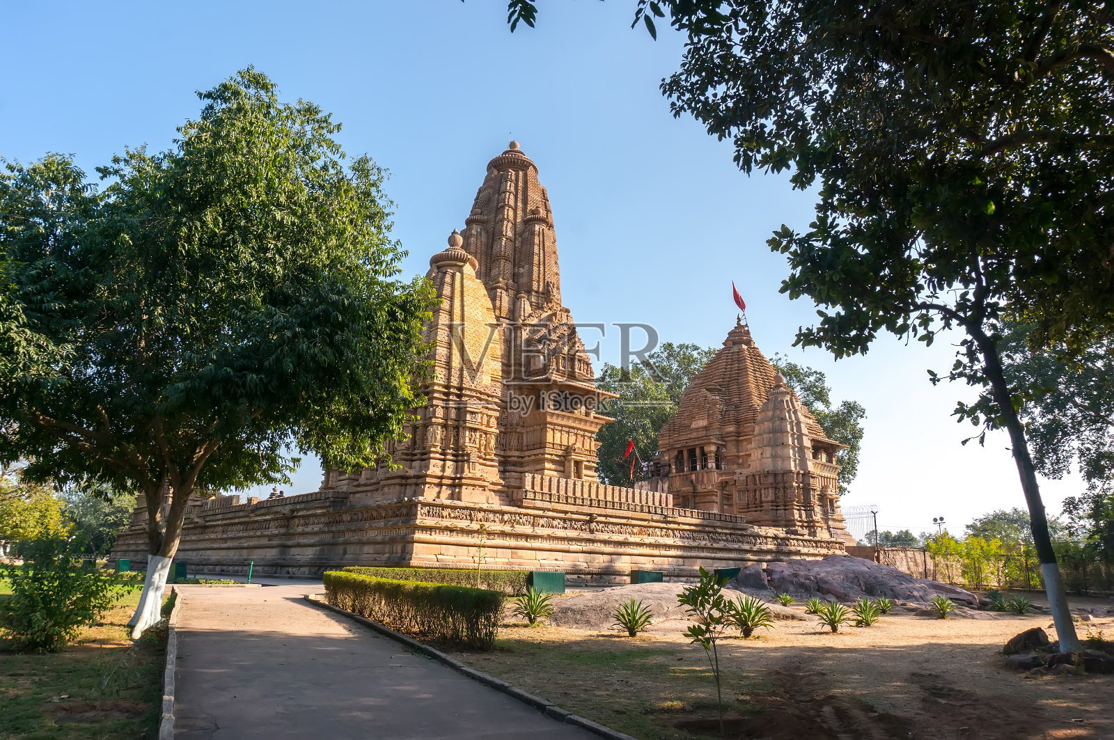 卡朱拉霍教堂的屋顶，背景是蓝色的天空照片摄影图片