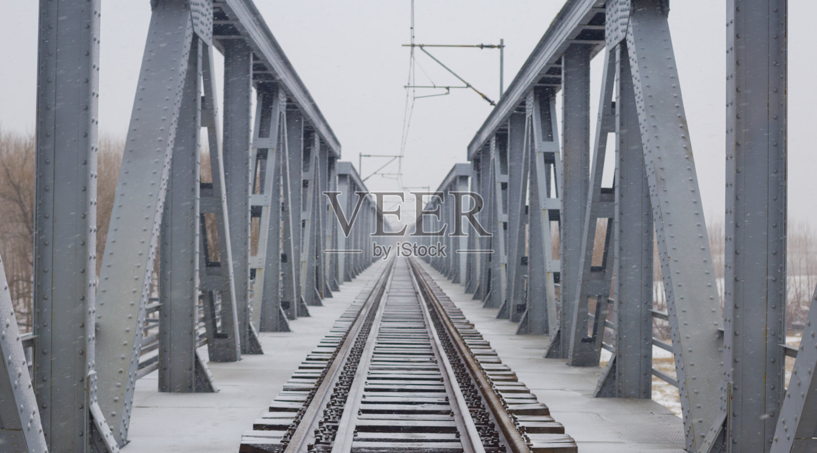 历史悠久的火车站，现在是大学，在Edirne附近。1889年至1937年，这条铁路承载了世界闻名的东方快车。照片摄影图片