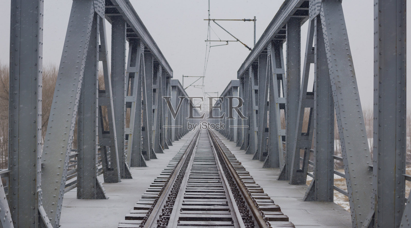 历史悠久的火车站，现在是大学，在Edirne附近。1889年至1937年，这条铁路承载了世界闻名的东方快车。照片摄影图片