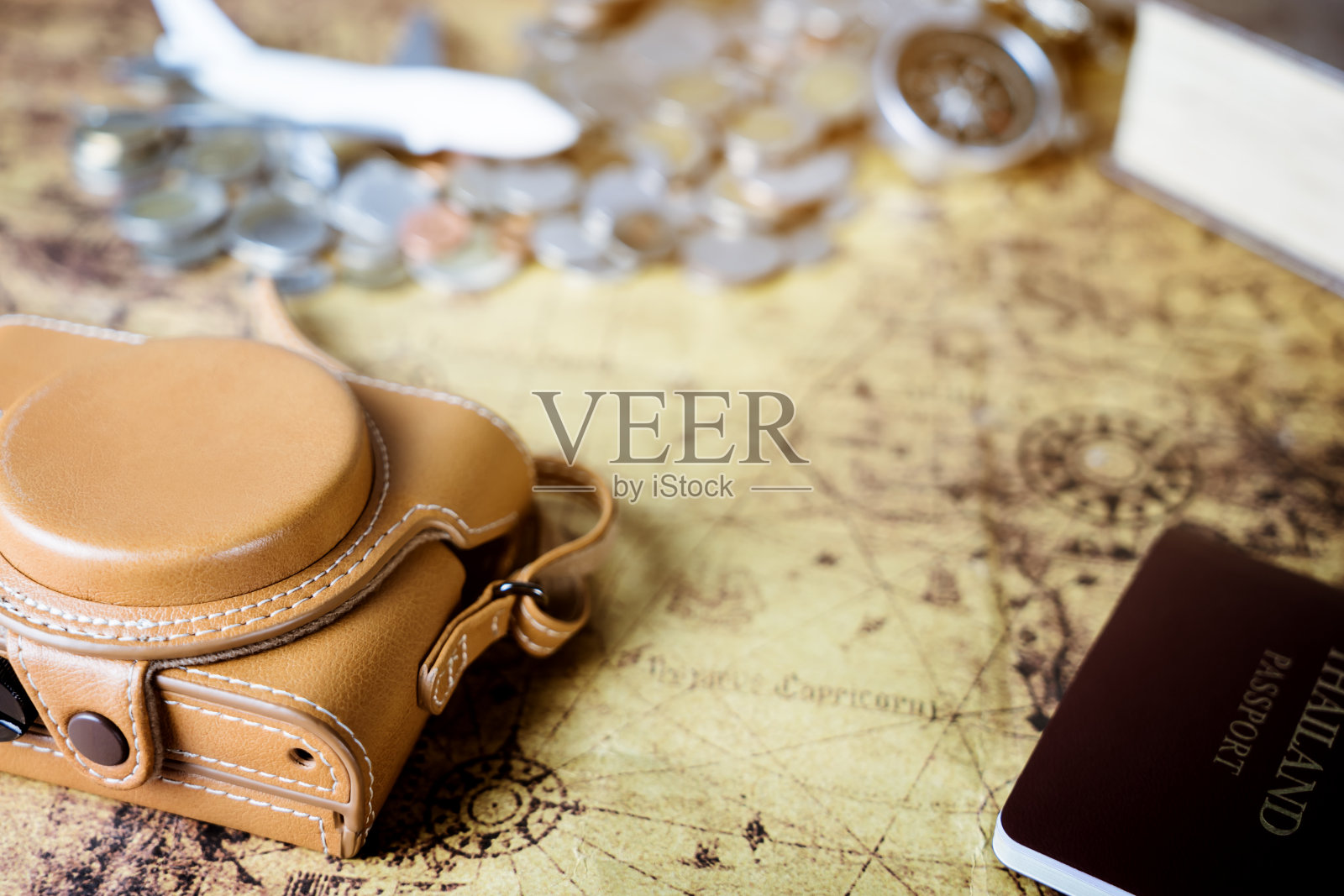 复古相机在复古地图上vitnage世界探险家的概念照片摄影图片