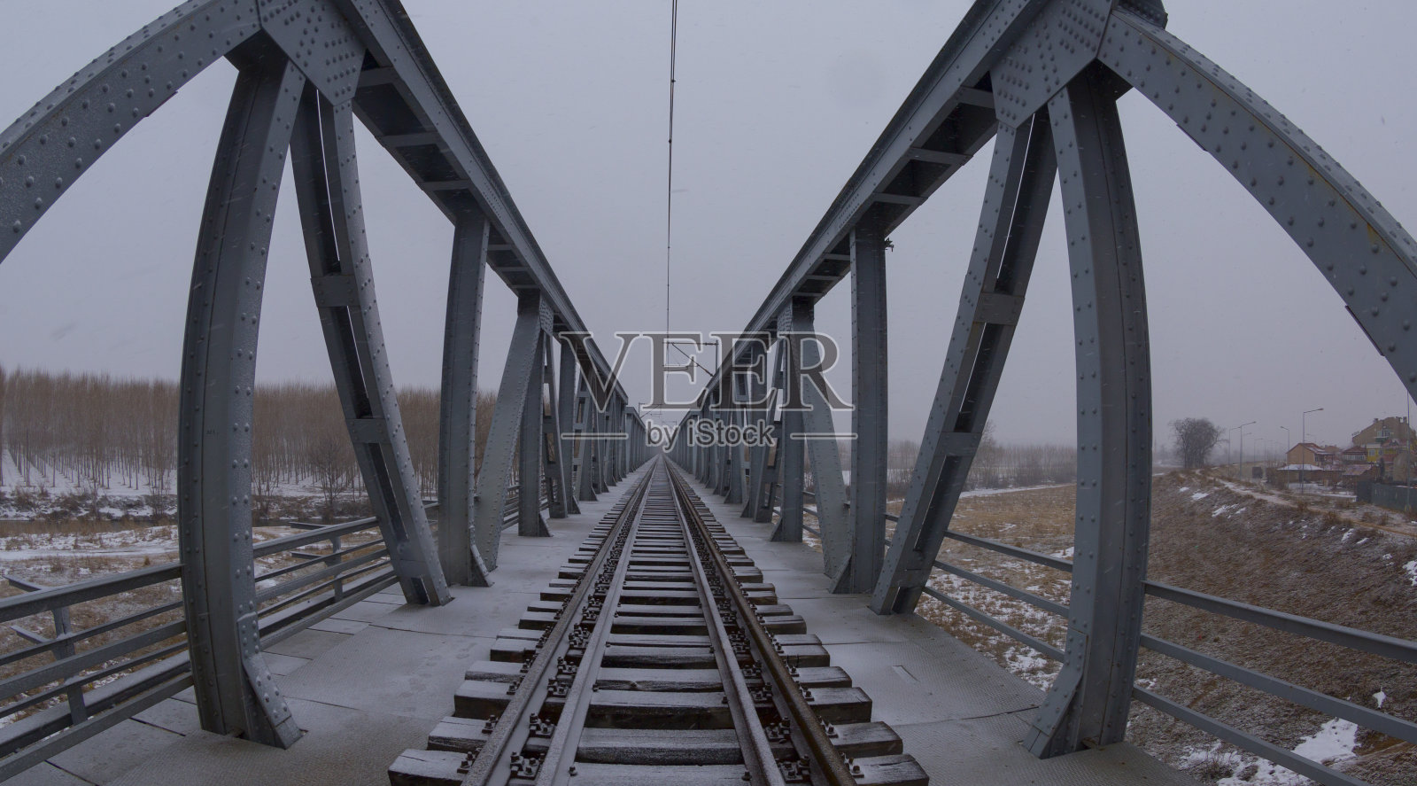 历史悠久的火车站，现在是大学，在Edirne附近。1889年至1937年，这条铁路承载了世界闻名的东方快车。照片摄影图片