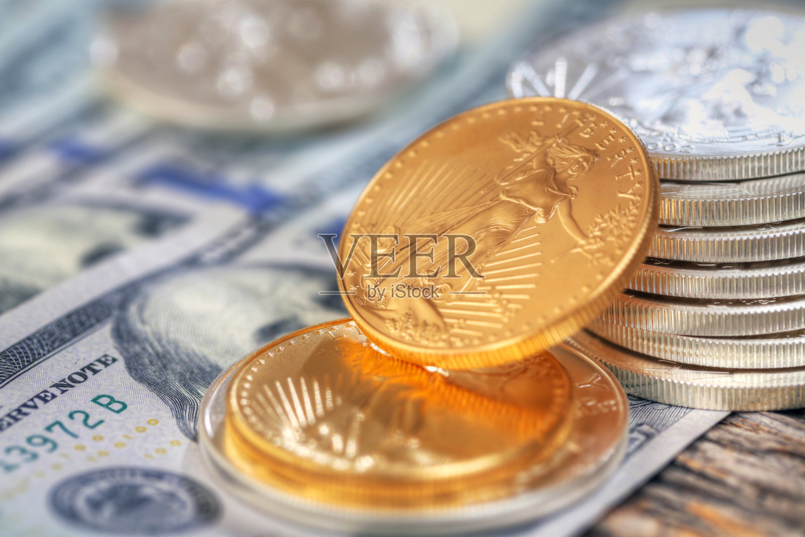 自由行走的美元银币，黄金和纸币照片摄影图片