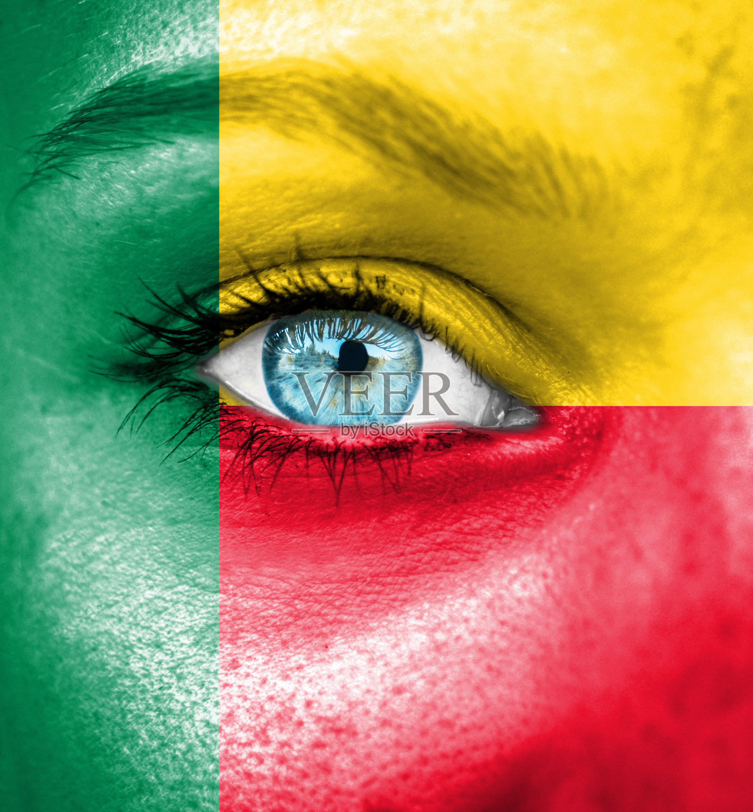 一名妇女的脸上涂着贝宁国旗照片摄影图片