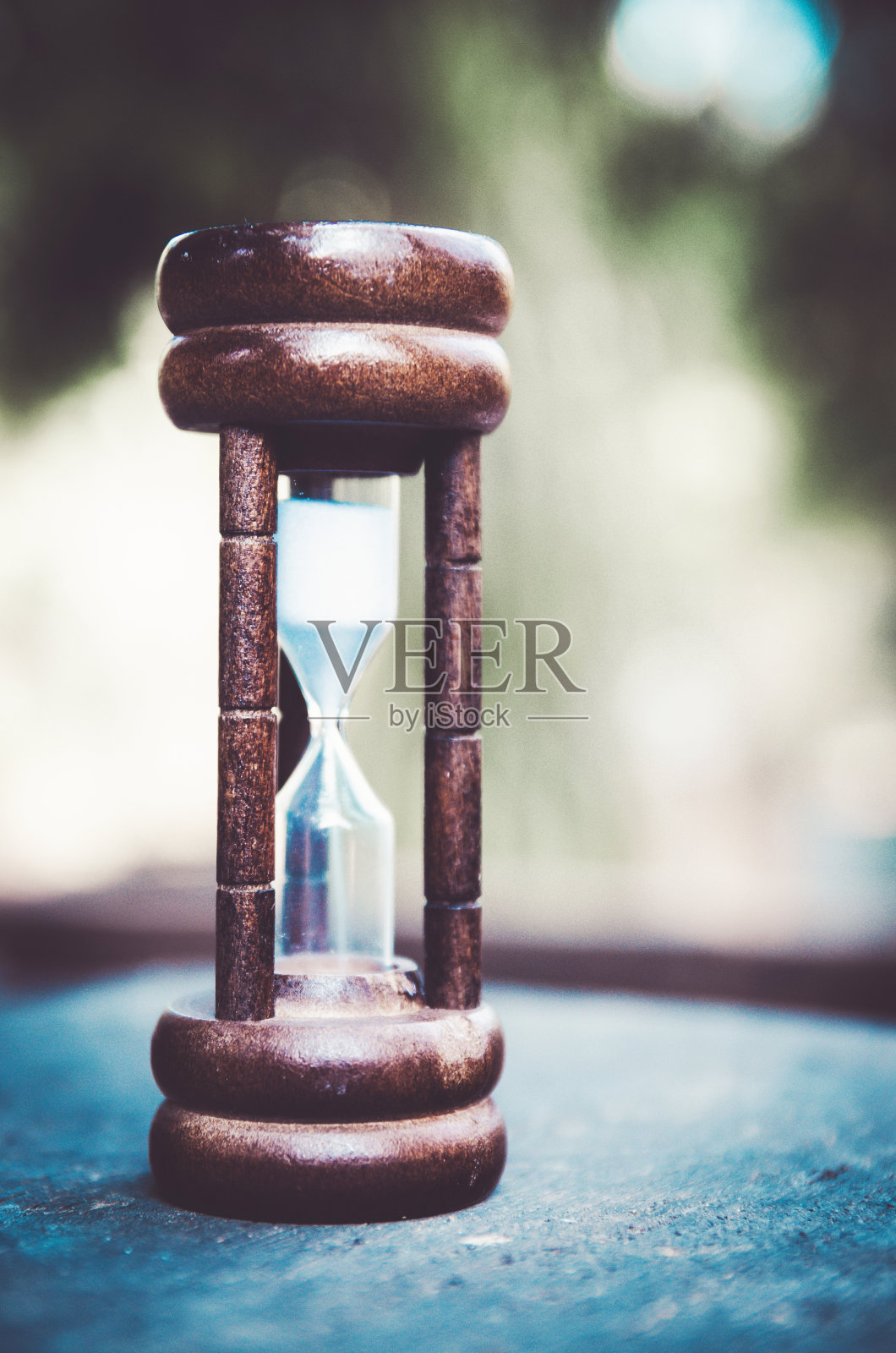 沙漏时间流逝的概念，指的是业务的最后期限、紧迫性和快没时间了照片摄影图片