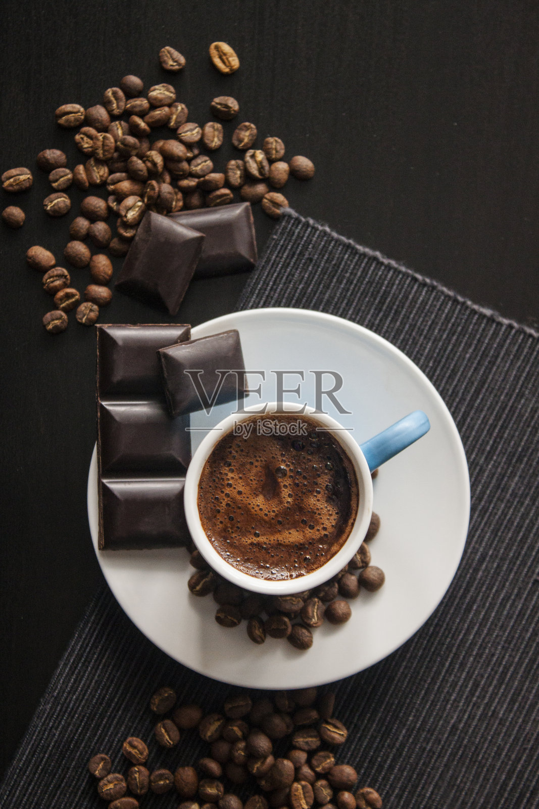 上面是土耳其咖啡和巧克力棒照片摄影图片