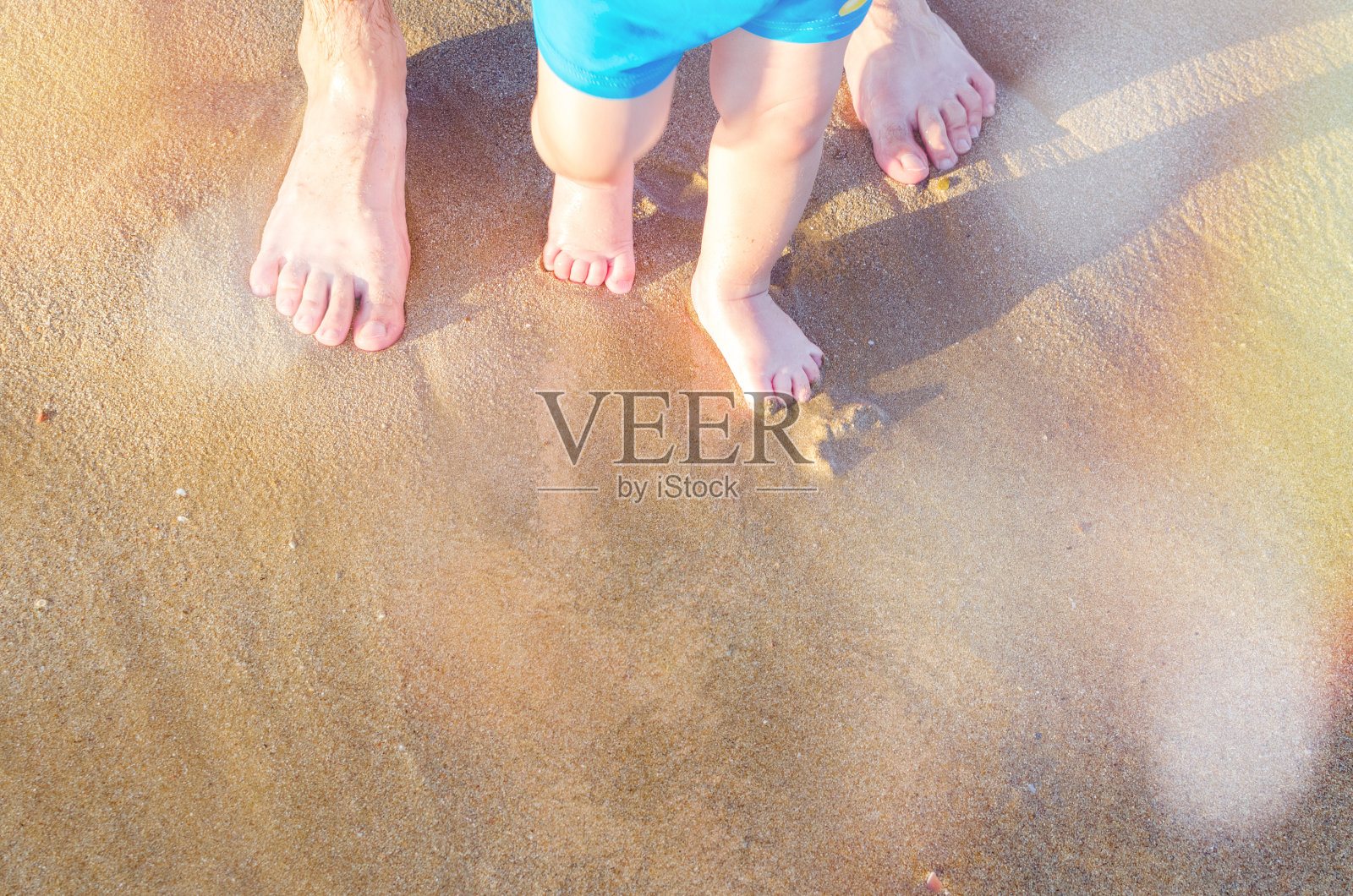 宝宝在海滩上迈出第一步照片摄影图片