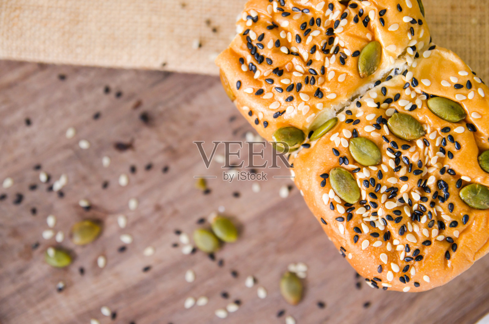 木头上放着新鲜的面包和小麦照片摄影图片