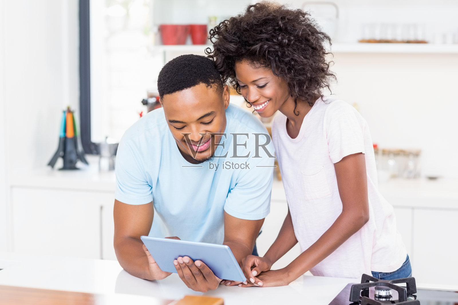 一对幸福的夫妇使用数码平板电脑照片摄影图片