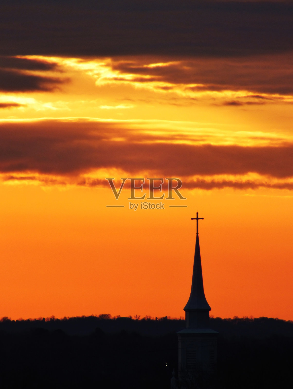 尖塔在金色的晨光中照片摄影图片