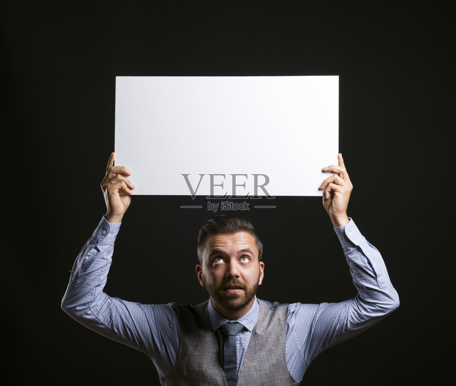 嬉皮士商人与空白广告照片摄影图片