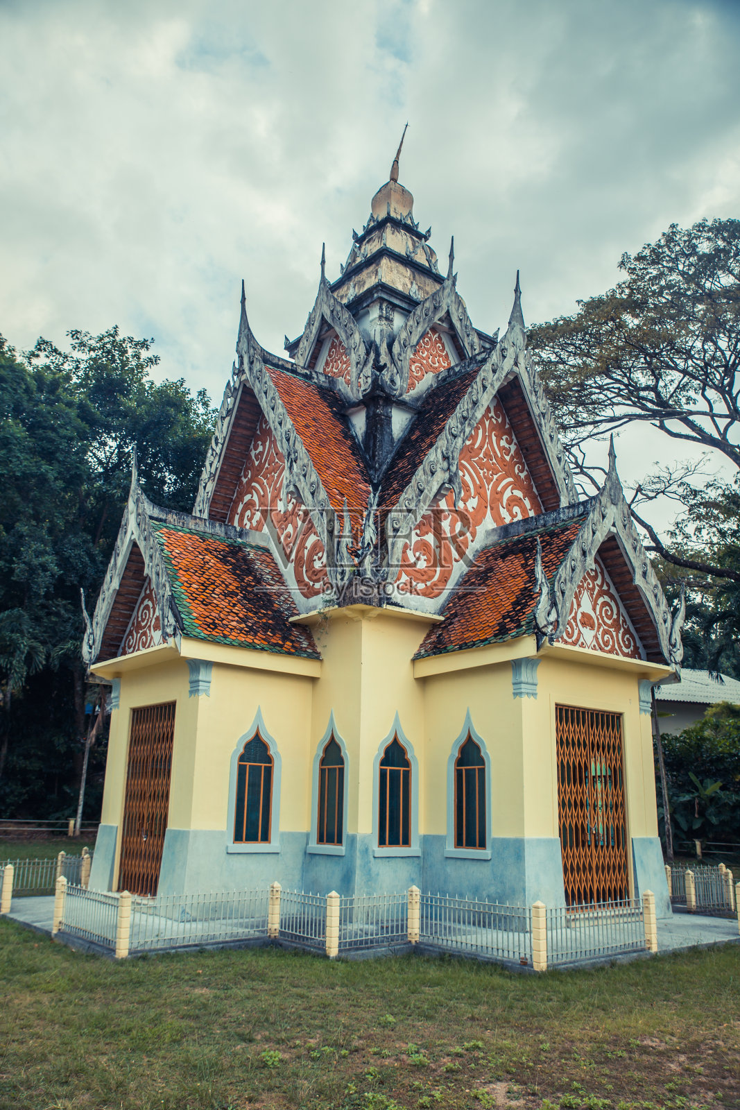 古泰国寺庙。泰国普吉岛的腊塔纳兰寺。照片摄影图片