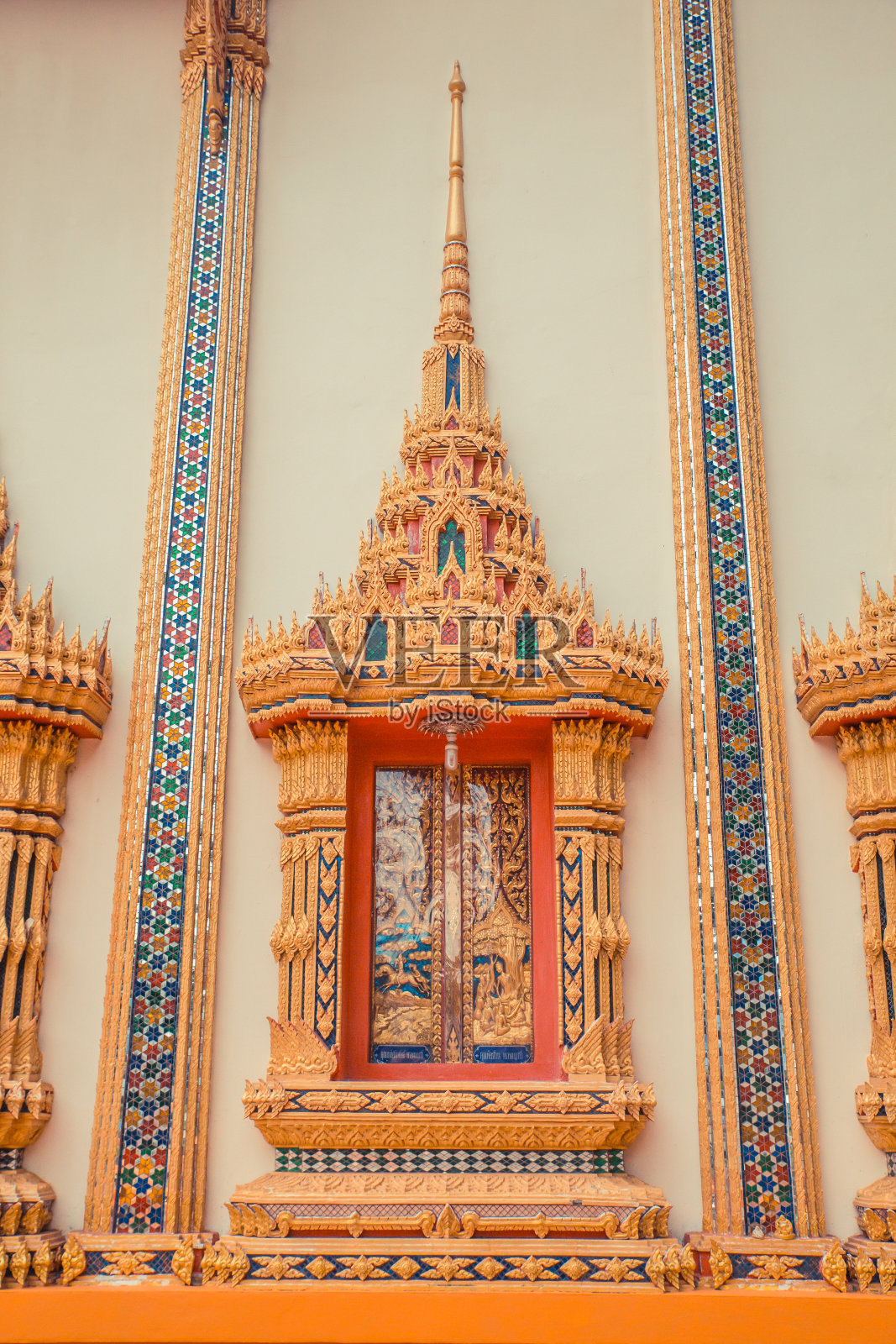 古泰国寺庙。泰国普吉岛Wat Kosit Wihan黄金寺。装饰建筑墙。照片摄影图片