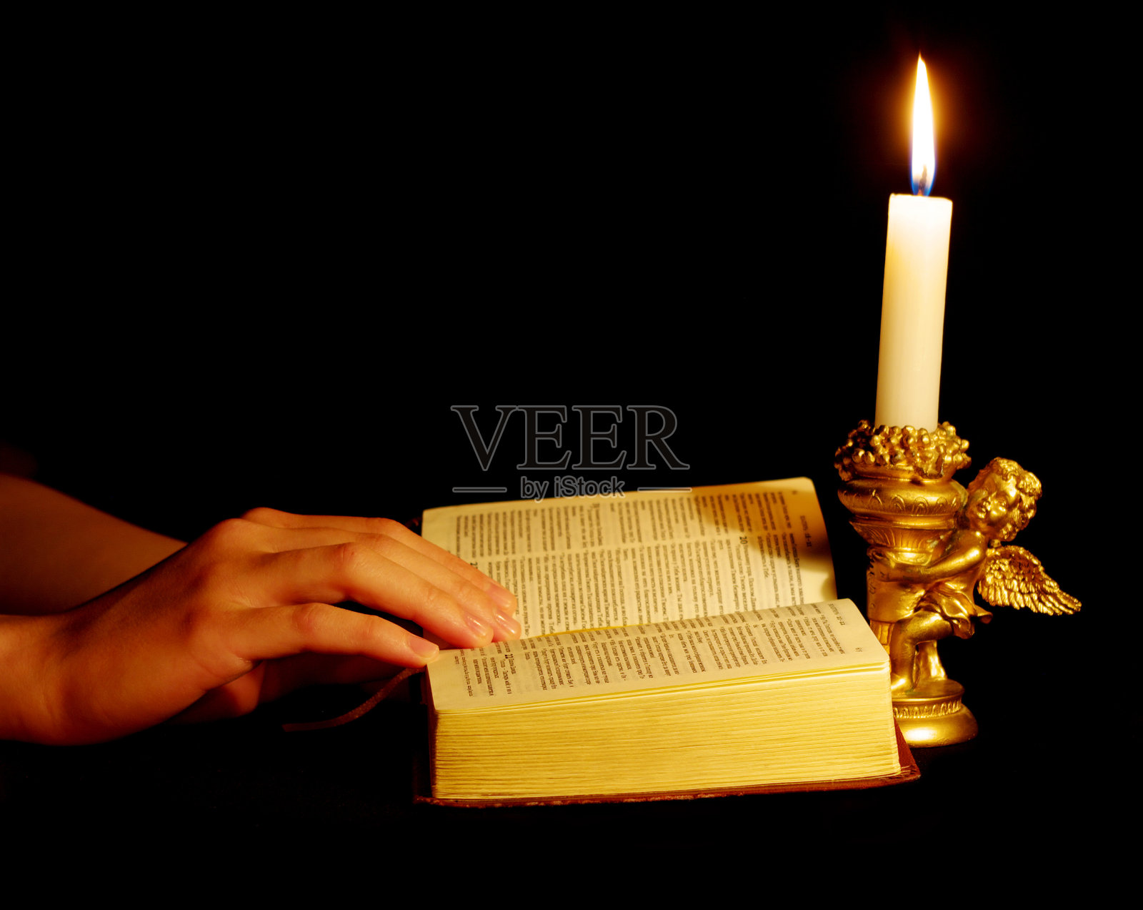 手放在圣经照片摄影图片