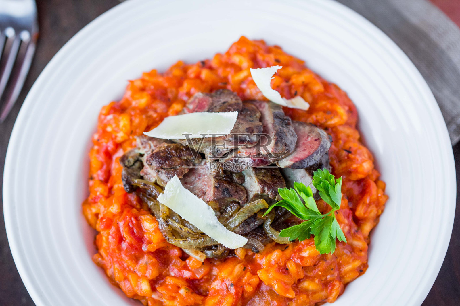 番茄烩饭，红米炒鸡肝，洋葱照片摄影图片