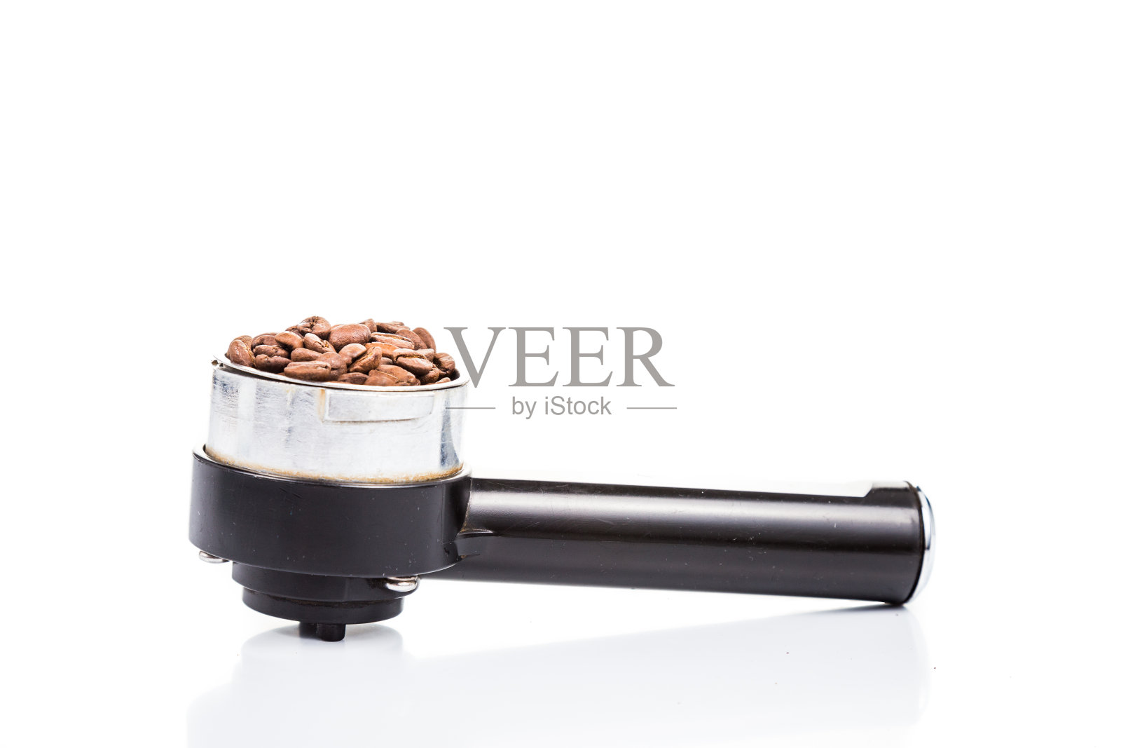 装着新鲜咖啡豆的咖啡过滤器照片摄影图片