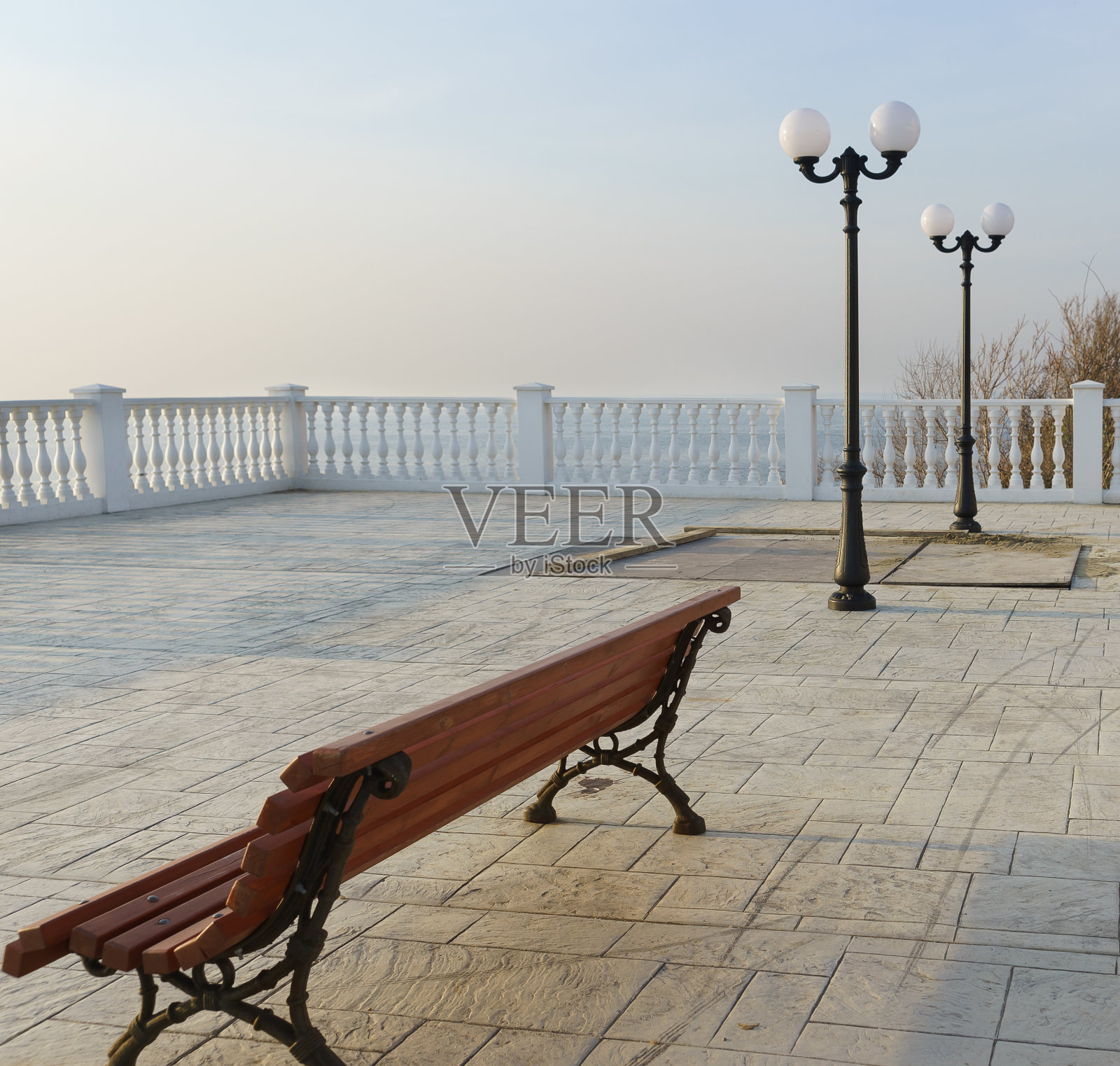 黄昏时分，在海边散步的沙漠上，一张孤独的长椅照片摄影图片