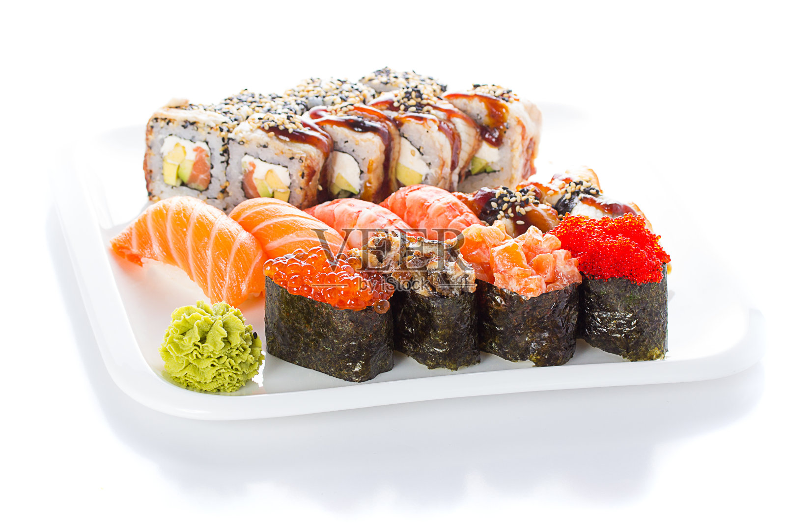 一套寿司手握寿司和单kan在白色盘子孤立照片摄影图片