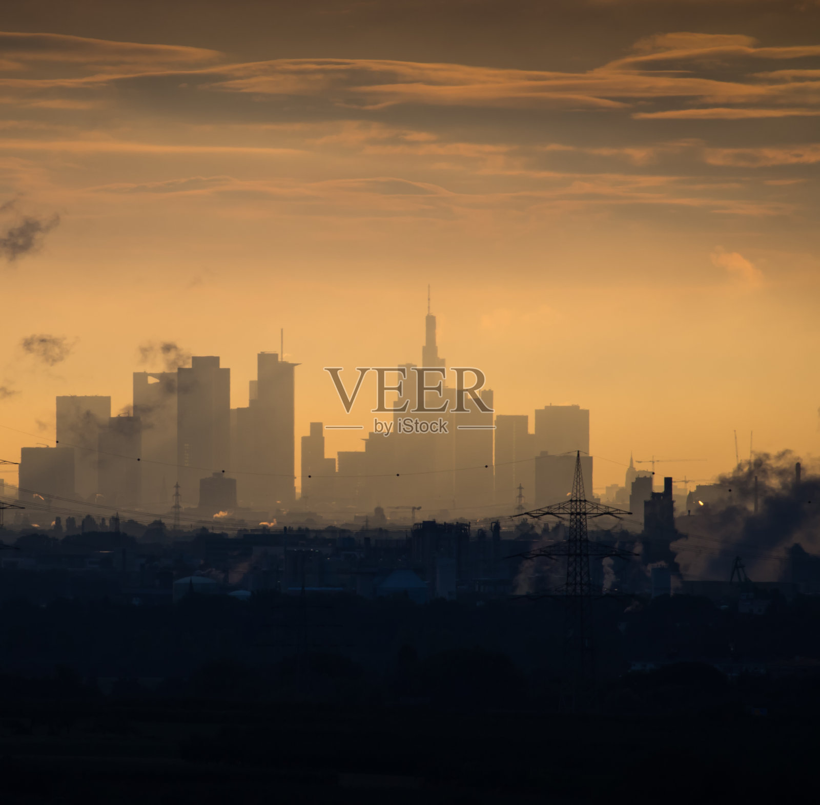 德国法兰克福，日出时商业大厦的天际线照片摄影图片