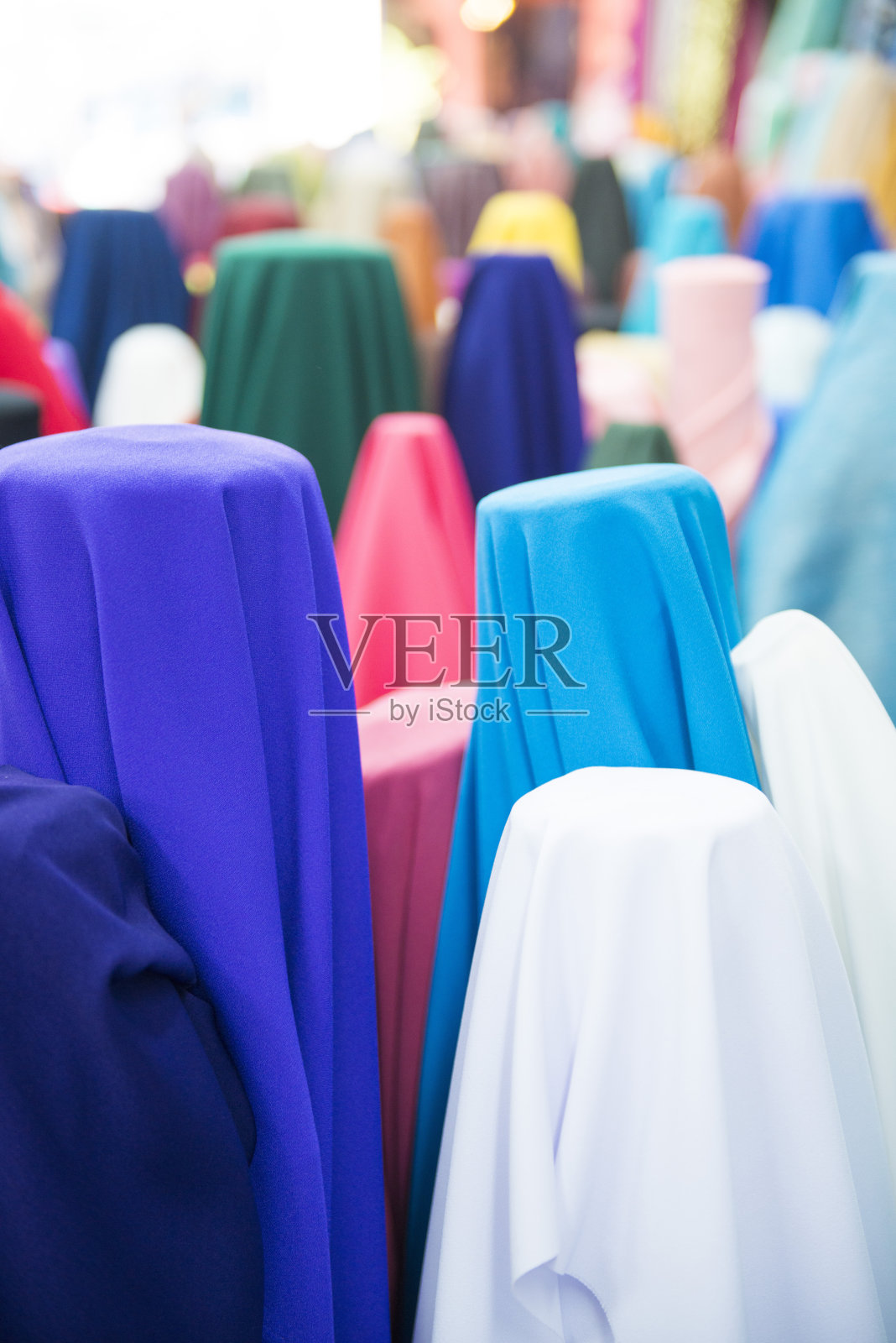 各种颜色的织物和纺织品在商店出售照片摄影图片