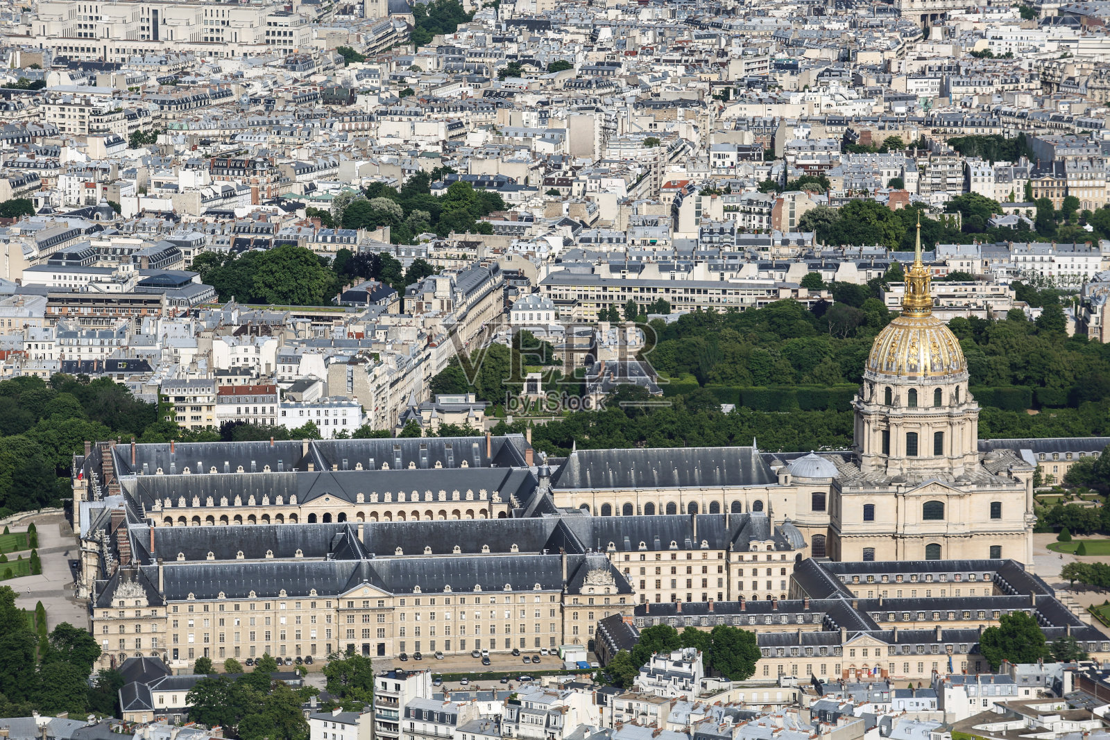 从埃菲尔铁塔顶端俯瞰巴黎照片摄影图片