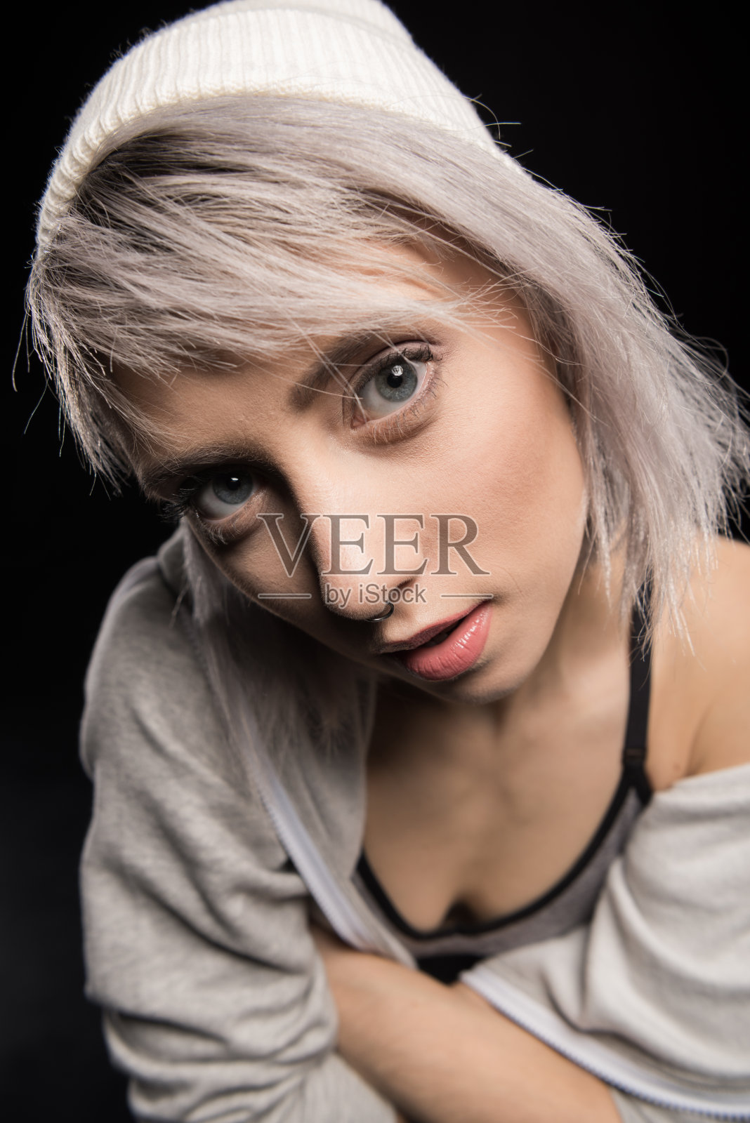 高角度的女人在运动服装上的黑色照片摄影图片