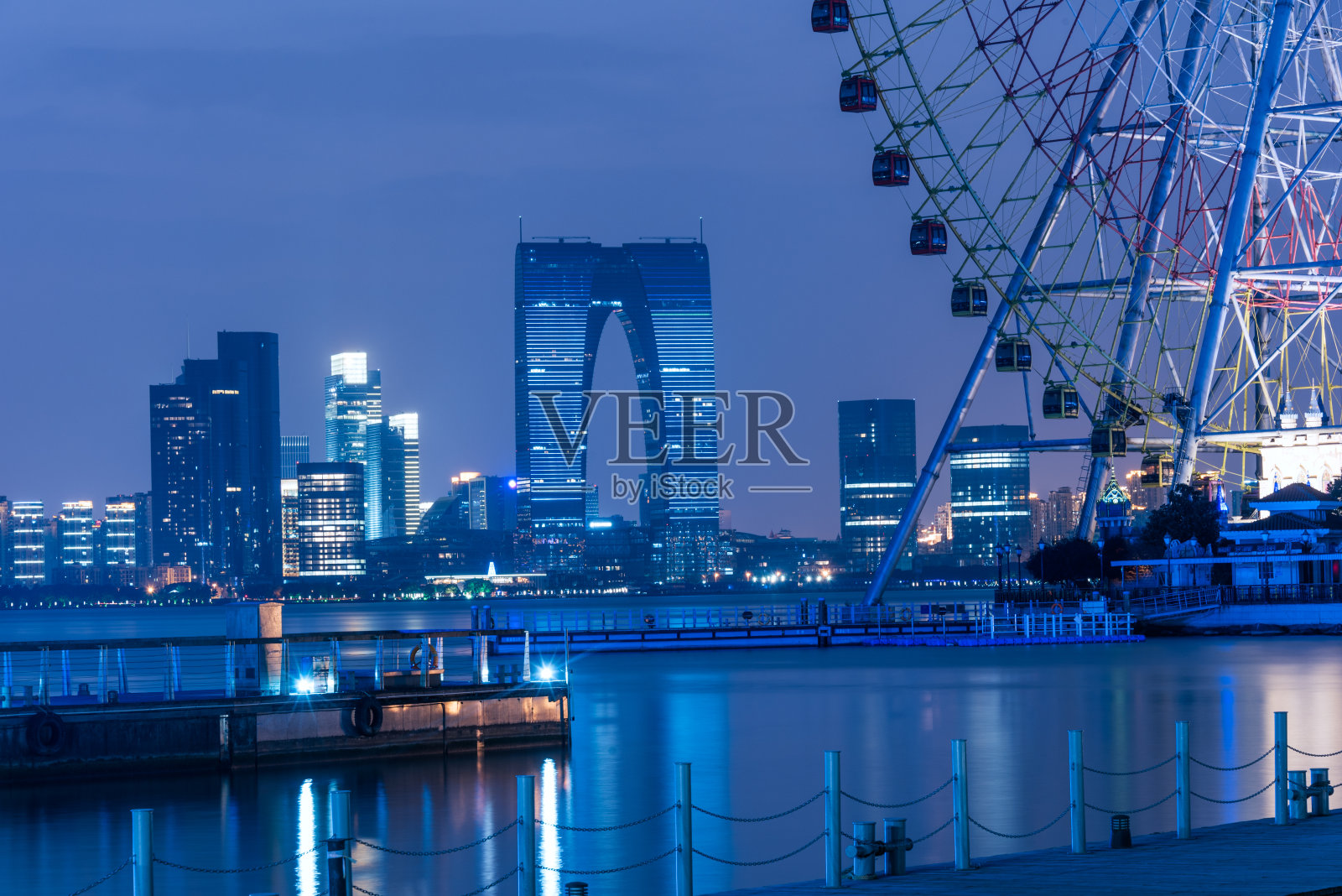 金鸡湖边的东方大门照片摄影图片